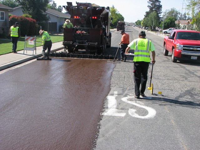 Slurry Seal - технология нанесения покрытия из битумной суспензии (как с полимерной модификацией, так и без неё) на существующий асфальт